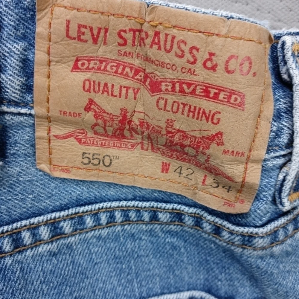 Levi's 550 Relaxed fit men's blue jeans. Sz 42x 34. Rise. 14